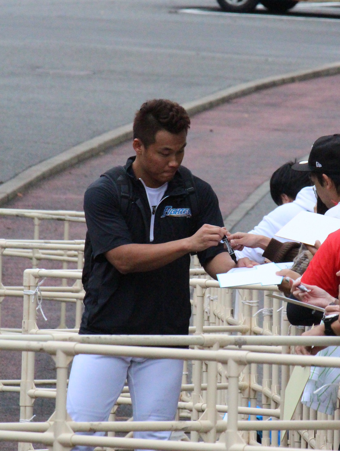 火腿隊王柏融幫球迷簽名。（圖/讀者提供）