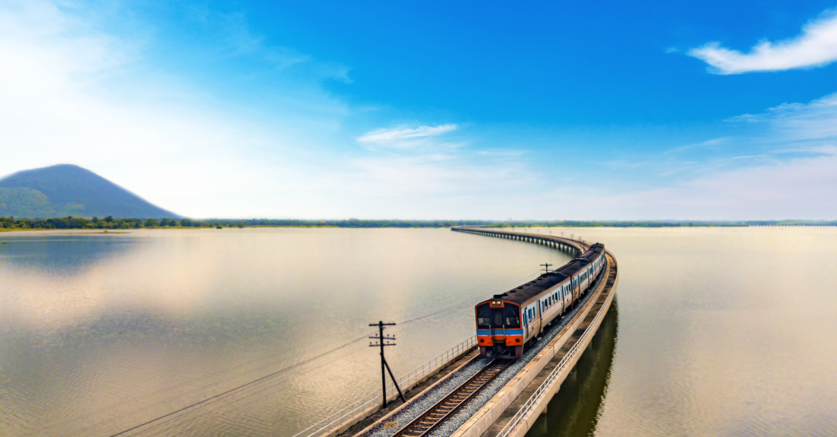 泰國最佳旅遊季節即將到來，泰國國家鐵路局已開放訂購假日限定的水上火車旅遊行程，將從曼谷往返泰國最長大壩－－華富里府（Pa Sak Jolasid）大壩。（圖／Shutterstock）