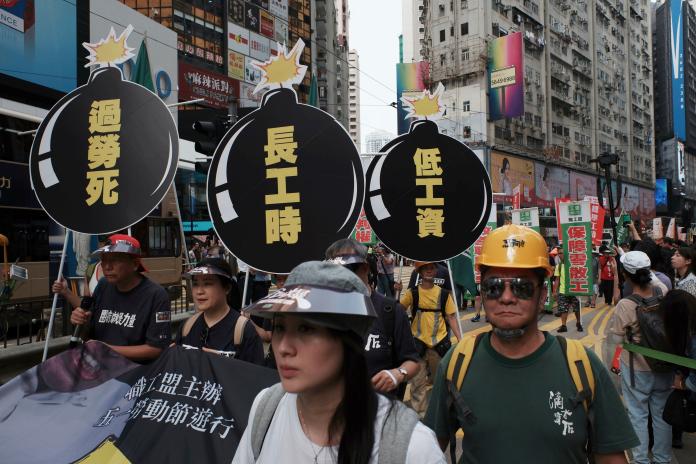 ▲香港 2011 年開始實施最低薪資相關政策，但仍有勞工認為香港物價、房價都高，工時又太長，生活壓力依然大。圖為 2019 年 5 月勞工節，港民上街抗議資料照。（圖／美聯社／達志影像）