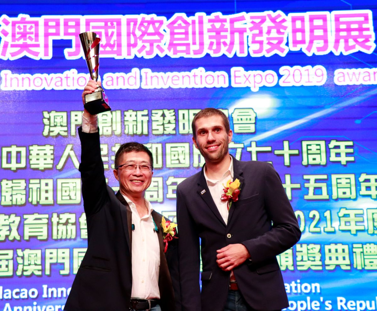 ▲有台灣愛迪生美譽的鄧鴻吉(左），帶領的發明小將，在澳門國際發明展成績優異，他獲頒特別貢獻獎。（圖／鄧鴻吉提供）