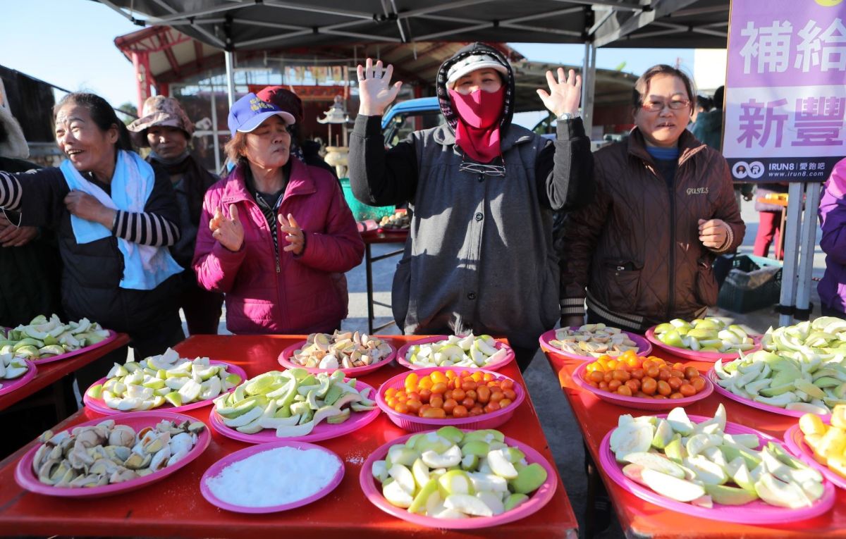 ▲全台馬拉松接棒跑，明年新春第一跑高樹馬拉松，給合農特產品一起行銷，沿途補給站有吃不完的豐盛水果餐。（圖／主辦單位提供）