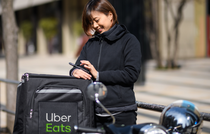 ▲日本 Uber Eats 10 月 1 日起與保險業者合作建立傷害賠償系統，若外送員發生意外最高可賠償 1,000 萬日元，外送員也於 10 月 3 日成立工會，希望能爭取更好的勞動權益。（圖／Uber Eats Japan）