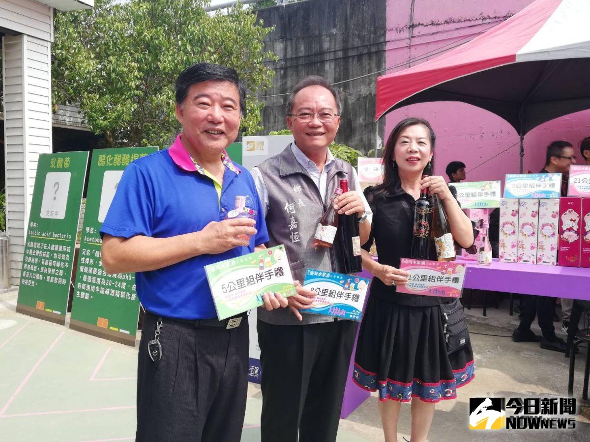 ▲民雄鄉長何嘉恒（中）、民雄農會總幹事涂文生（左）及嘉義巿婦女會理事長張淑真（右），一同呼籲大家一起來跑健康、送愛心。（圖/記者邱嘉琪攝，2019.10.15）