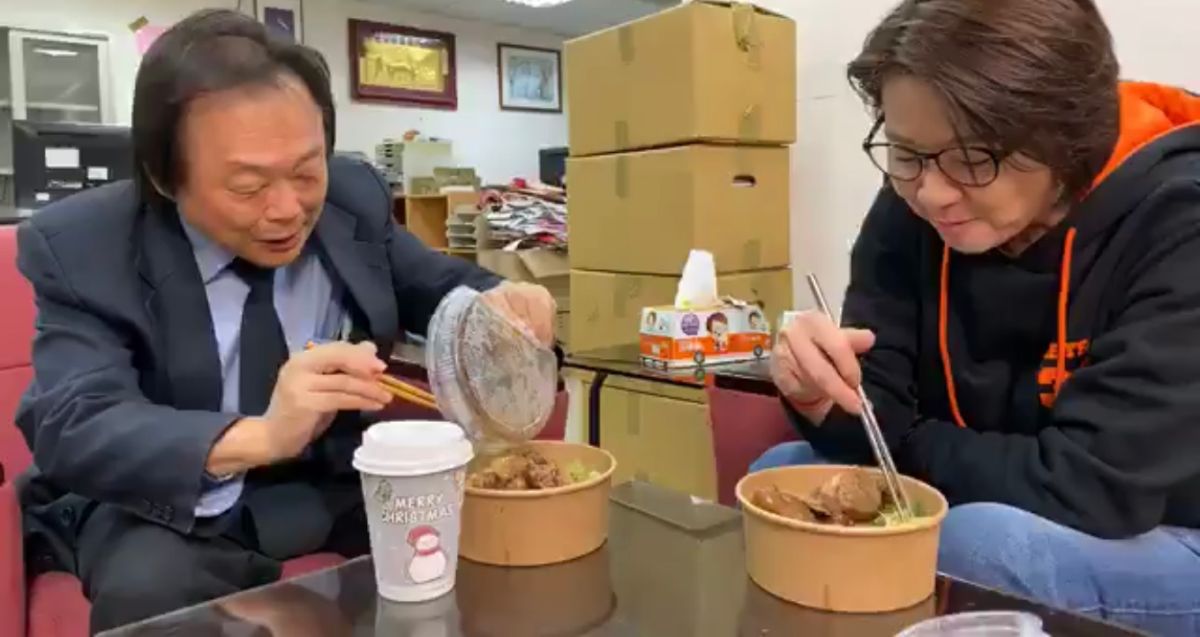 ▲親民黨台北市議員黃珊珊與民進黨台北市議員王世堅一同直播吃便當。（圖／翻攝黃珊珊臉書）