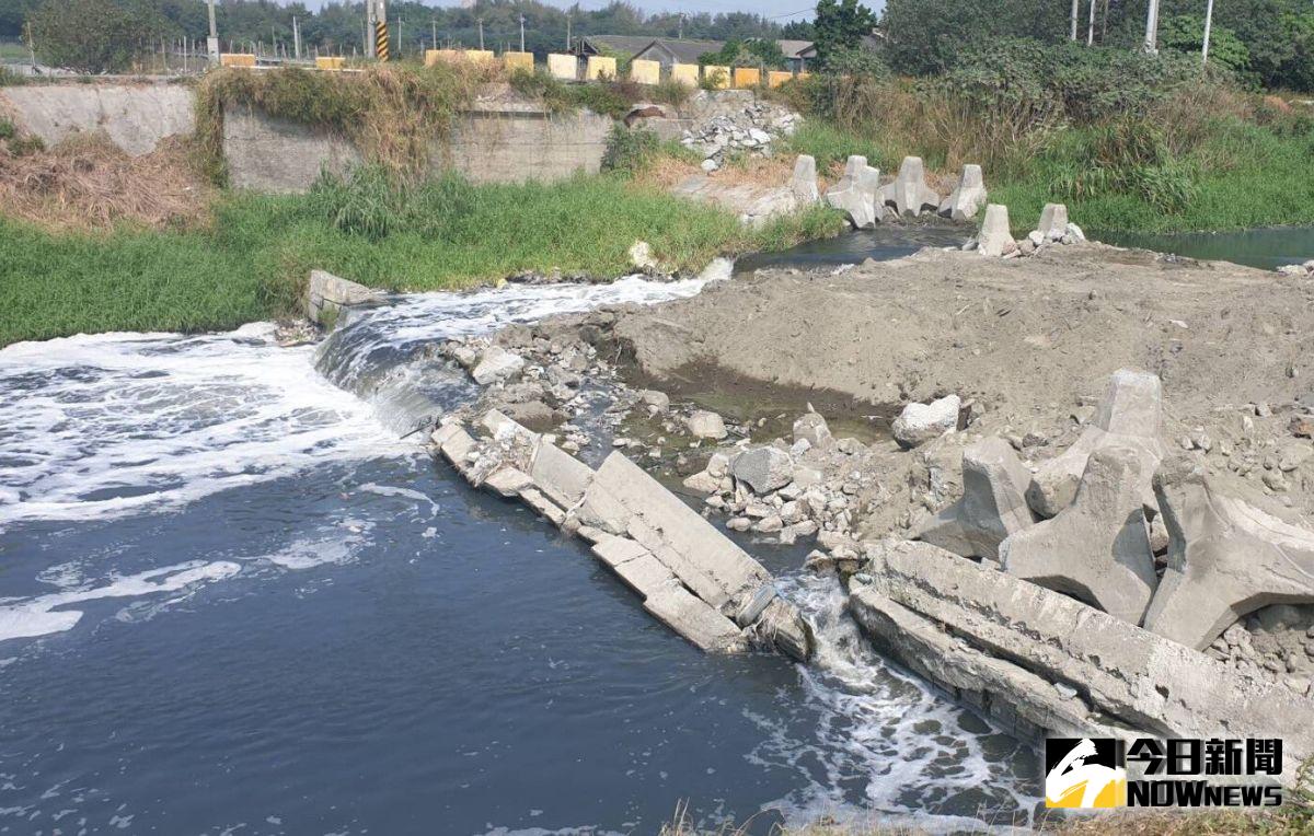 ▲崙背鄉八角亭大排橋梁於107年8月23日大豪雨衝擊而塌陷。（圖／記者蘇榮泉攝，2019.10.15）