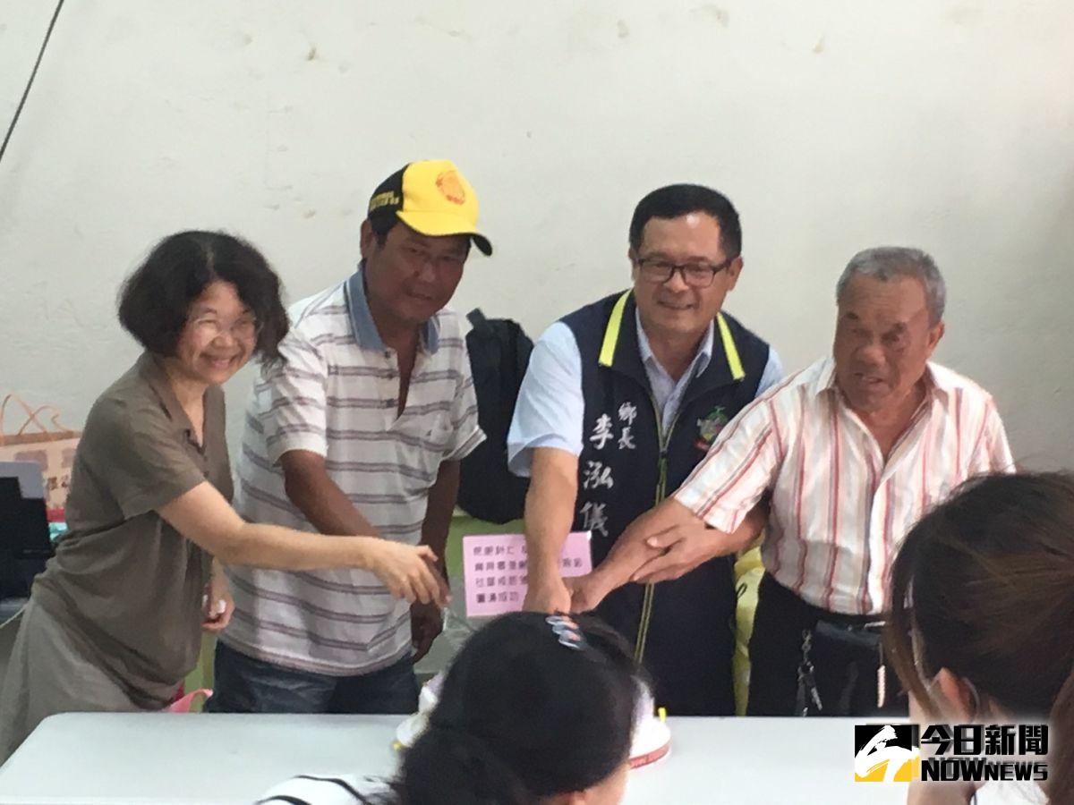 ▲院長陳美燕、鄉長李泓儀、議員廖萬、村長廖炳淞等人切蛋糕祝賀戒斷菸者重生。（圖／記者蘇榮泉攝，2019.10.15）