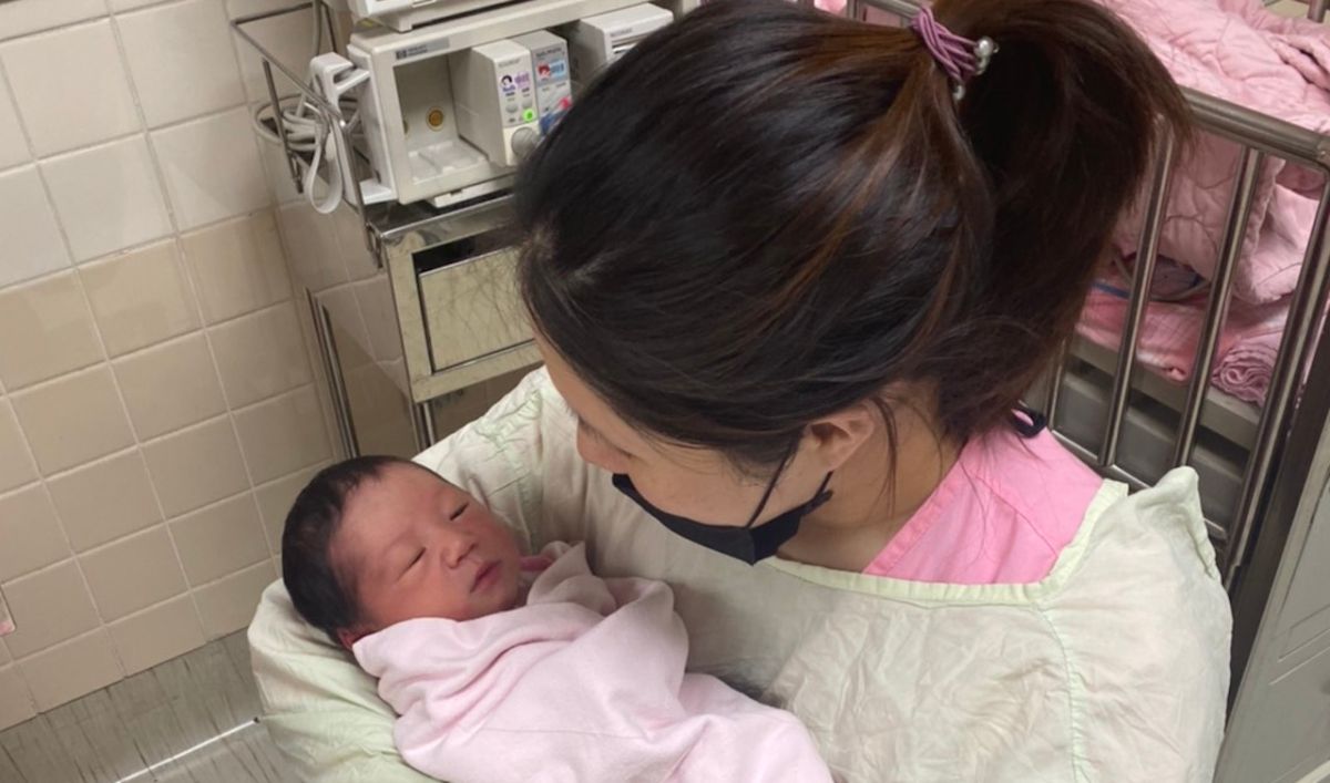 ▲余苑綺（14)日生下兒子。（圖／鴻凱娛樂提供）