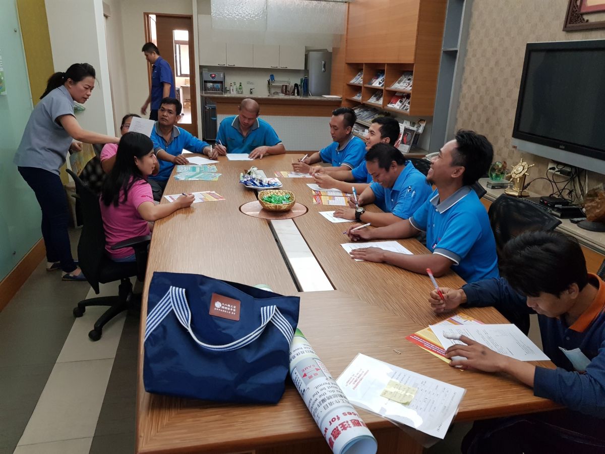 ▲臺中市勞工局主動出擊，走入廠家宣導法令新知，助移工入鄉隨俗守法令。（圖／台中市勞工局提供）