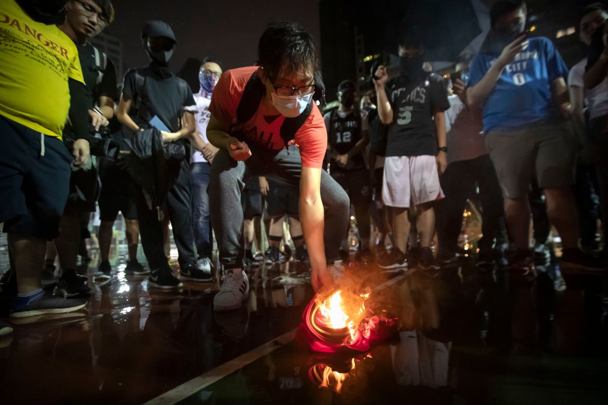 憤怒的香港抗議民眾焚燒 James的球衣。（圖／美聯社／達志影像）