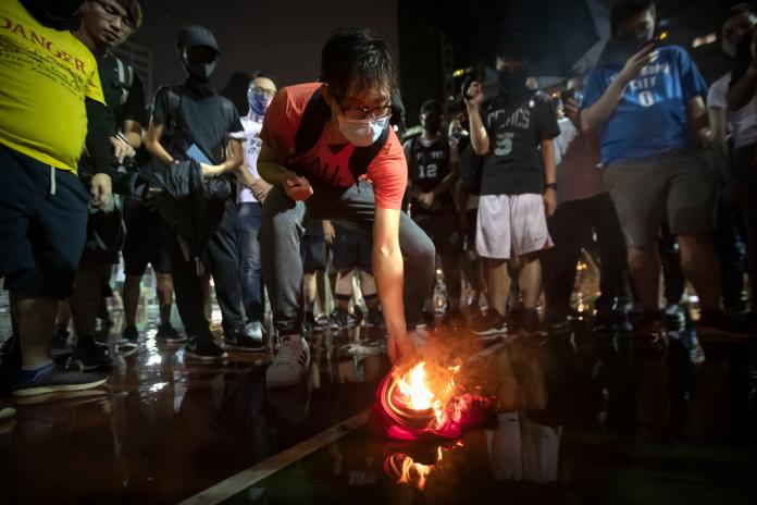 憤怒的香港抗議民眾焚燒 James的球衣。（圖／美聯社／達志影像）