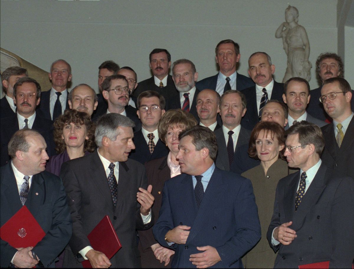 ▲1997年憲法被認為是波蘭逐漸向議會內閣制過渡的里程碑，時任總統克瓦希涅夫斯基以憲政穩定及國家未來發展為依歸，主導此次包含限縮總統權力的制憲工作，使波蘭終能成為一個議會制的國家。（資料照／美聯社／達志影像）