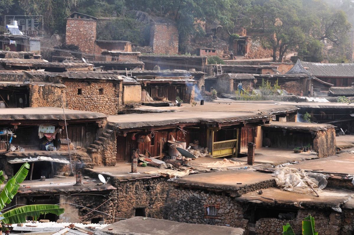 ▲位於大陸雲南紅河州石屏縣的「老旭甸村」，由於村中房舍多用上億年化石建造，近年逐漸成為熱門觀光景點。（圖／翻攝自搜狐）
