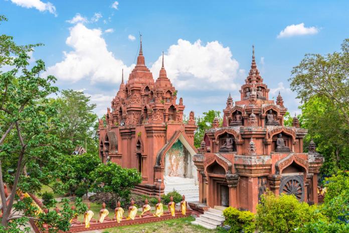 泰國武里南府境內的Wat Khao Phra Aungkhan寺廟 (圖取自Airbnb)
