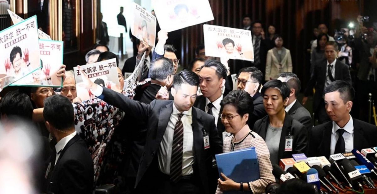 ▲香港特首林鄭月娥深陷民意風暴已久， 19 日上香港電台接受 call in 問答時，又被觀眾嗆聲，說連港女命案的兇手陳同佳都比她有擔當。圖為 16 日她在香港立法會，因被民主派議員接連嗆聲，不得不終止施政報告離場的資料照。（圖／翻攝自立場新聞）