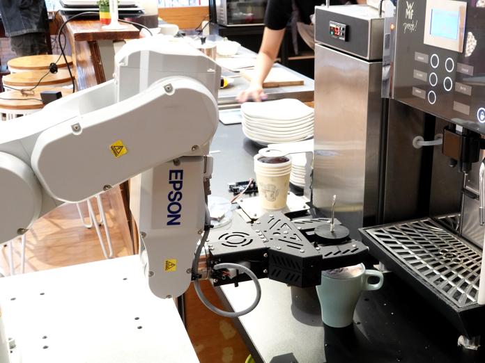 中正大學AI無人餐廳開幕　機器人全程服務
