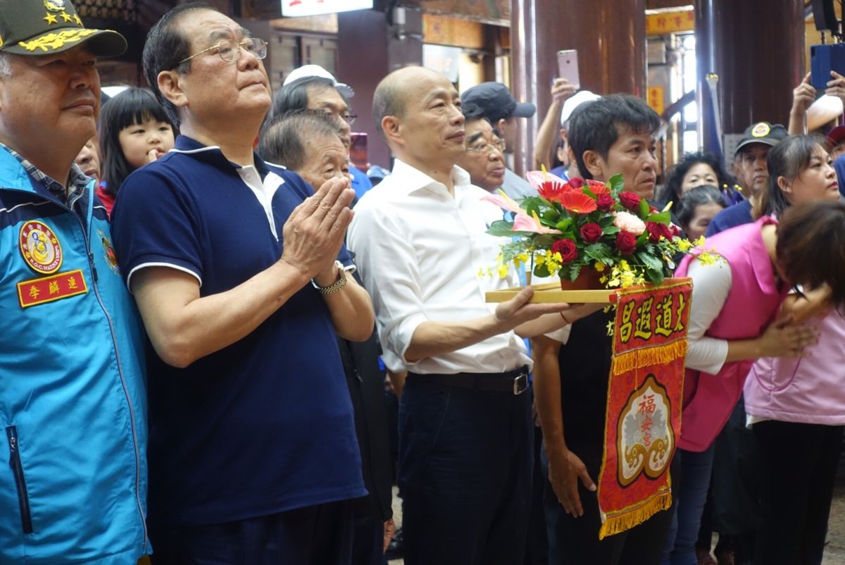 ▲韓國瑜今天從鵝鑾鼻、恆春、車城、枋寮，一路北上參香拜廟並強調這是庶民路線的的起點。(韓國瑜競選辦公室提供)