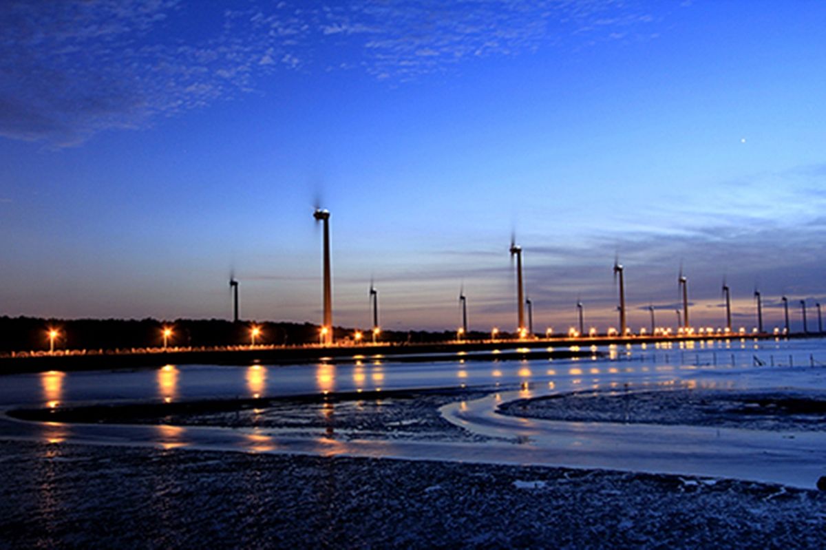 ▲台電前兩屆「綠動隨手拍」以友善環境為題，讓台電人拍出各地的浪漫神秘美景，如晚霞中的風車矗立於高美濕地。（圖／台電提供）