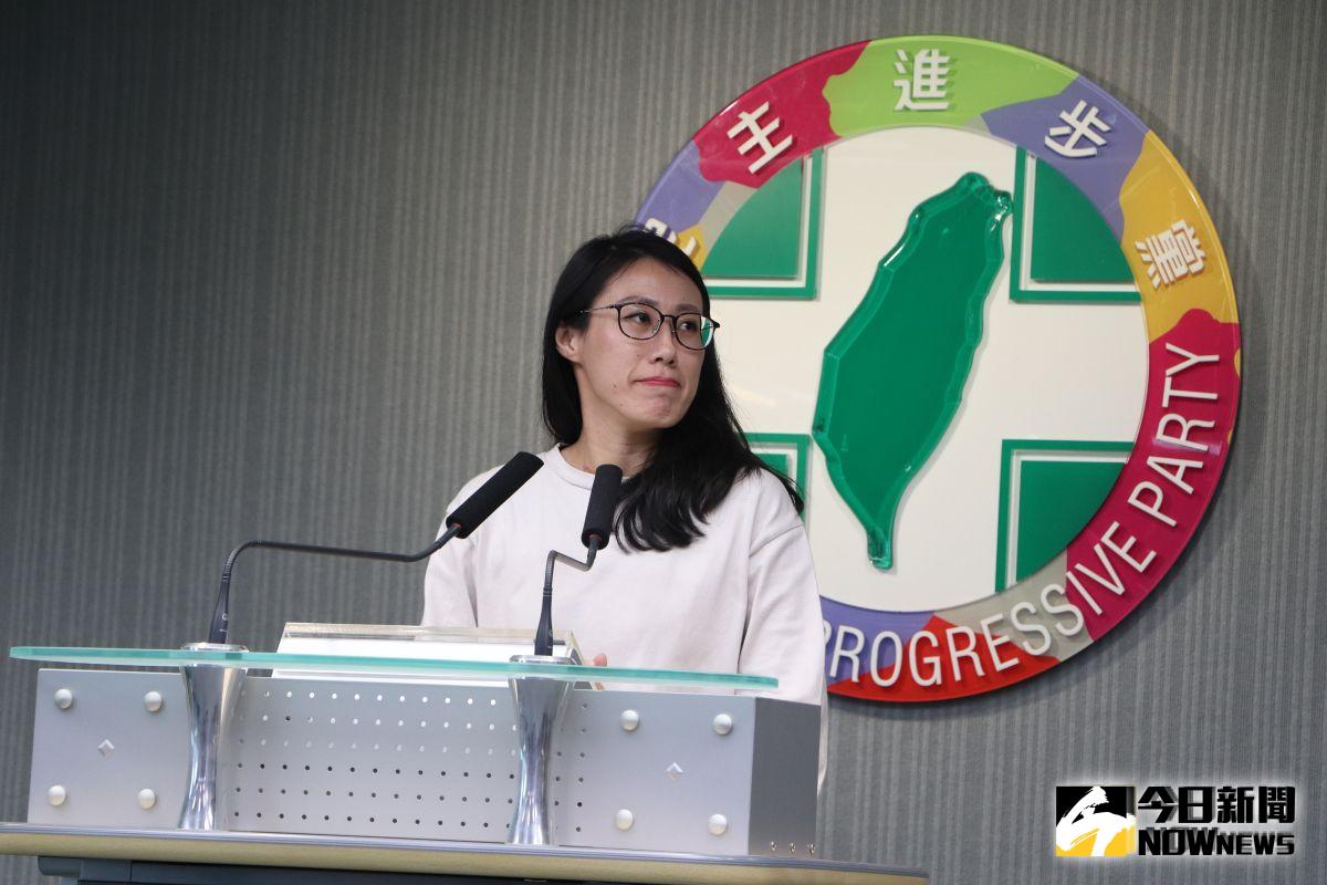 ▲民進黨中執會因人數不足流會，發言人李明俐在會後轉述時面露尷尬。（圖／記者劉育辰攝 2019.10.16）