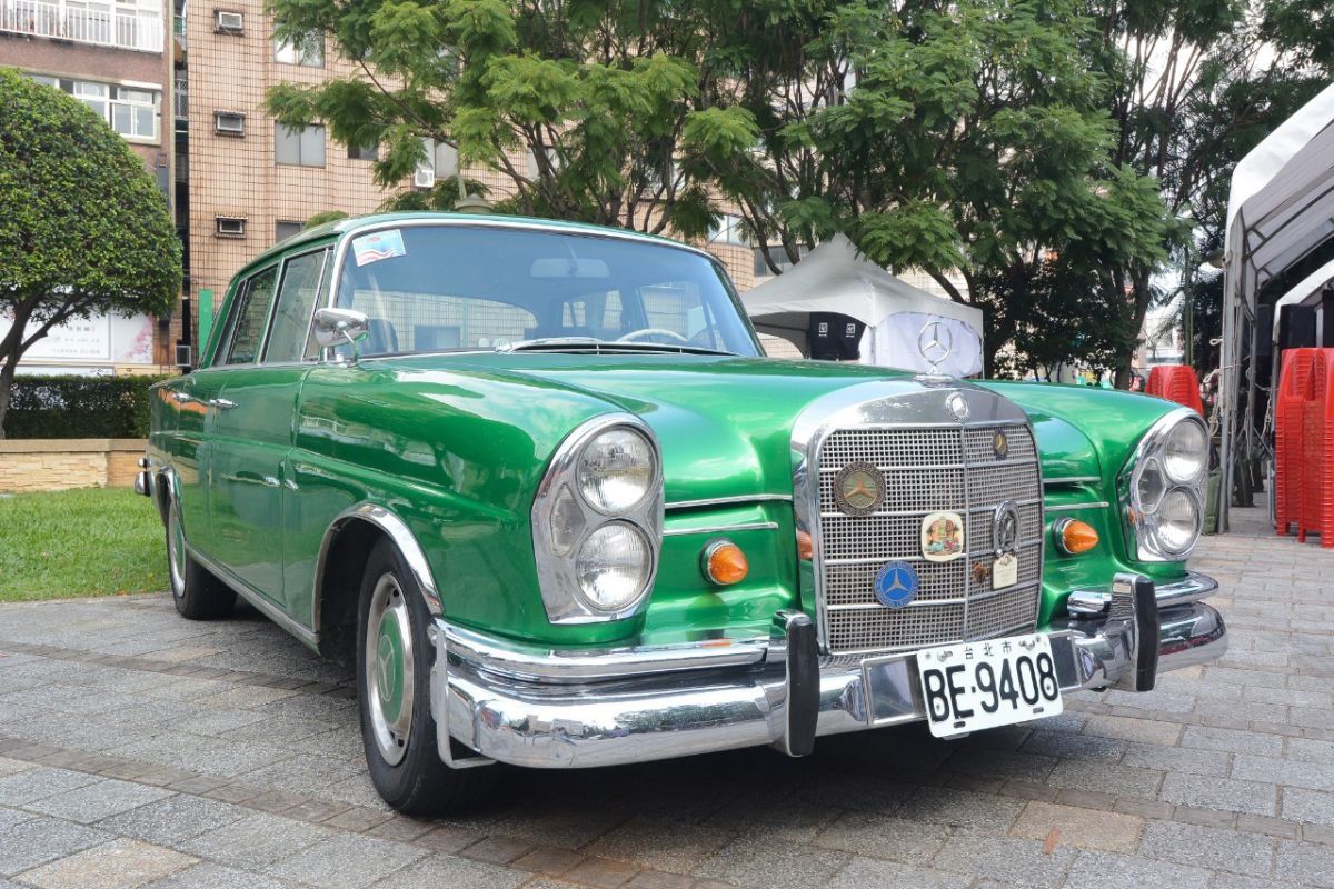 ▲「2019經典古董車在桃園─大小玩童道安嘉年華」下周末(10/26)在桃園高鐵站前廣場登場，現場將展示1930年代迄今，約百輛賓士、福斯等經典古董車款。（圖／桃園市政府提供）