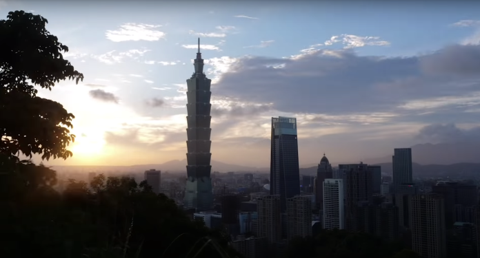 艾琳來到台灣第一站抵達2004年到2010年世界最高建築台北101，觀景台上俯瞰整個大台北市，非常壯觀。（圖片截自YouTube: Falling in love with Taiwan）