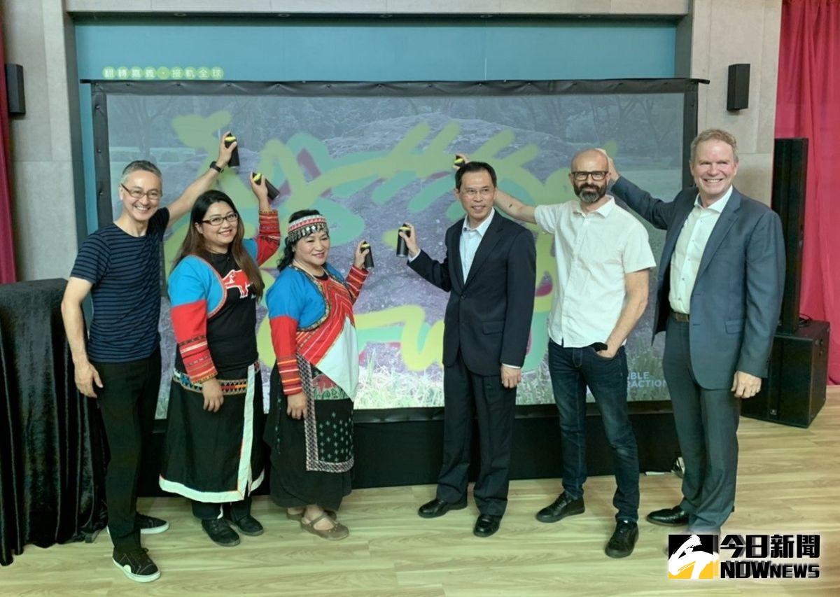 ▲嘉義縣政府羅木興(右3)秘書長與國際藝術家們共同在環保數位科技塗鴨牆畫山豬。（圖／記者陳惲朋攝 , 2019.10.16）