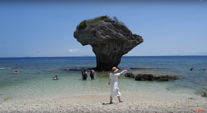 小琉球著名地標景點花瓶岩，經過多年的侵蝕，才成為這麼特殊的形狀。（圖片截自YouTube: Falling in love with Taiwan）
