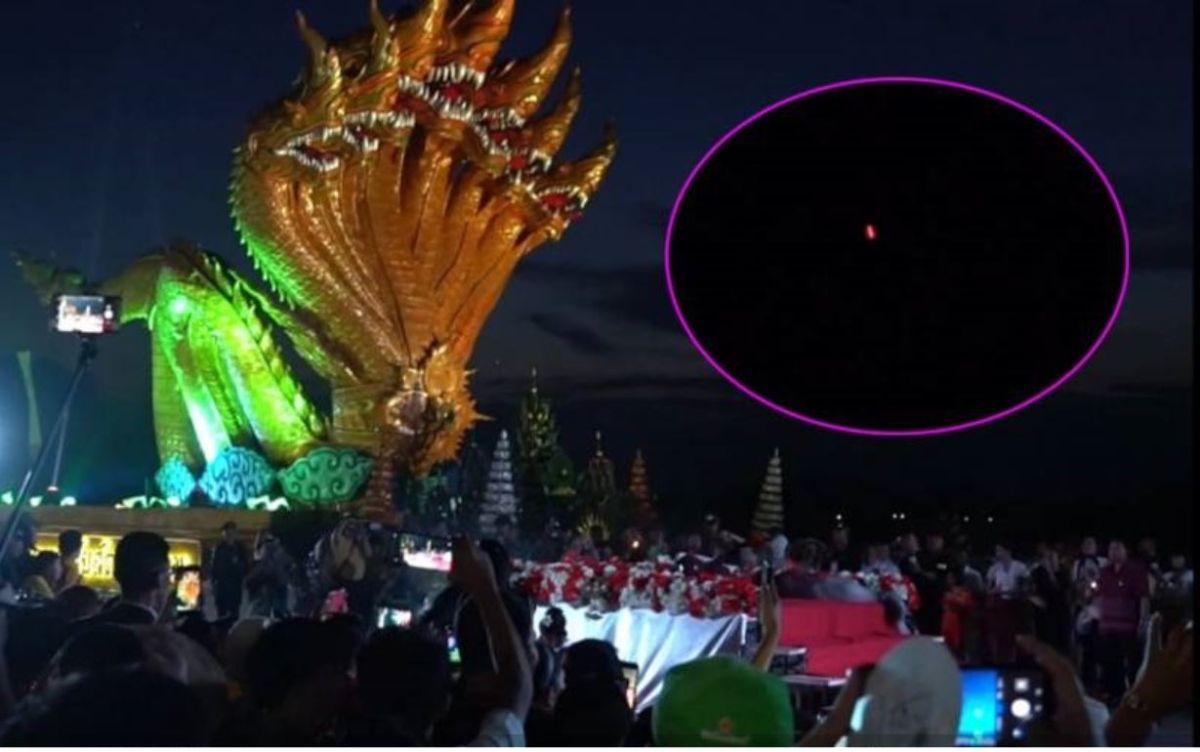 人潮擠在岸邊，屏息等待，當紅色的小球從河流中冉冉升起，群眾爆出歡呼，歡慶泰國廊開府（Nong Khai）「娜迦吐龍珠（Naga Fireballs）」火球節。（圖／泰國世界日報）