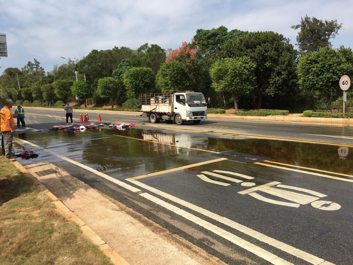 ▲金城鎮公所載運廢食用油桶掉落地面，廢油外洩臭氣衝天。（圖／金城鎮公所提供）