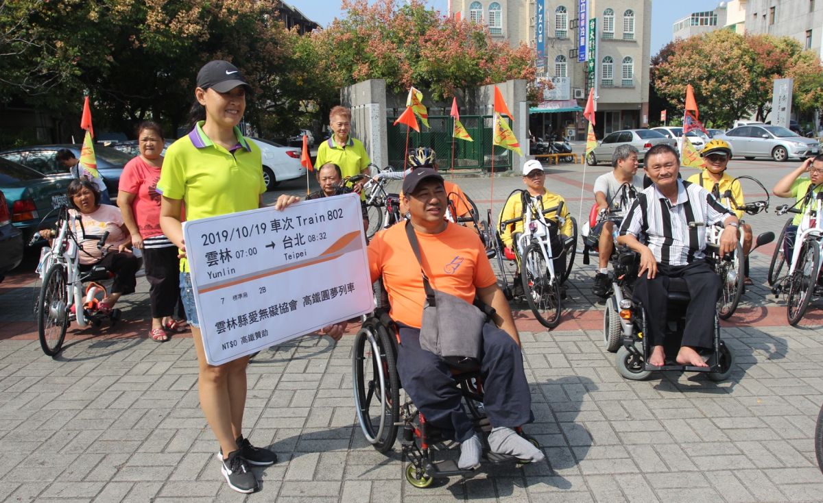 ▲愛無礙協會理事長陳明瑟代表收下這份溫馨的贈禮。（圖／記者簡勇鵬攝，2019.10.16）