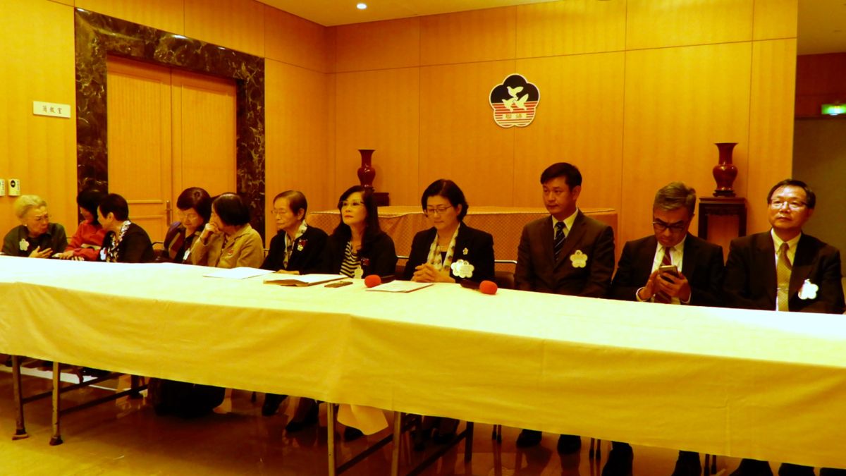 婦聯會主委雷倩率領全體委員與律師團召開記者會，宣示執行「公民不服從」以對抗民進黨政府。（圖 / 記者陳弘志攝）