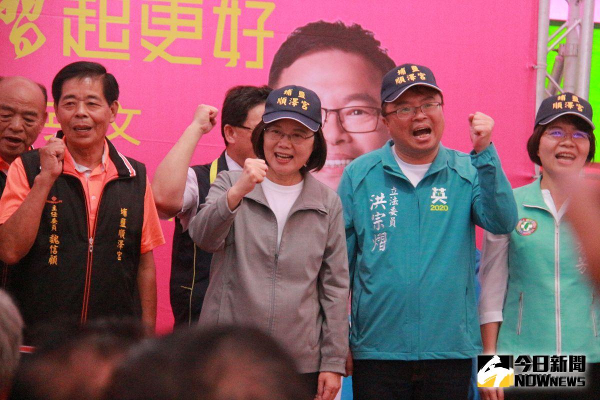 ▲田中馬拉松活動已順利邀請艾登前來彰化領跑，總統蔡英文特地前往彰化埔鹽順澤宮參香，期盼冠軍帽能帶給小英2020勝選的好兆頭。（圖／記者陳雅芳攝，2019.10.16）
