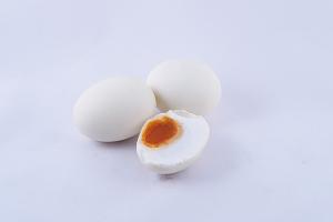 ▲鹹蛋分有紅土鹹鴨蛋與鹽水鹹鴨蛋兩種做法，但是通常不會用雞蛋來製作鹹蛋。（示意圖／翻攝自 Pixabay ）