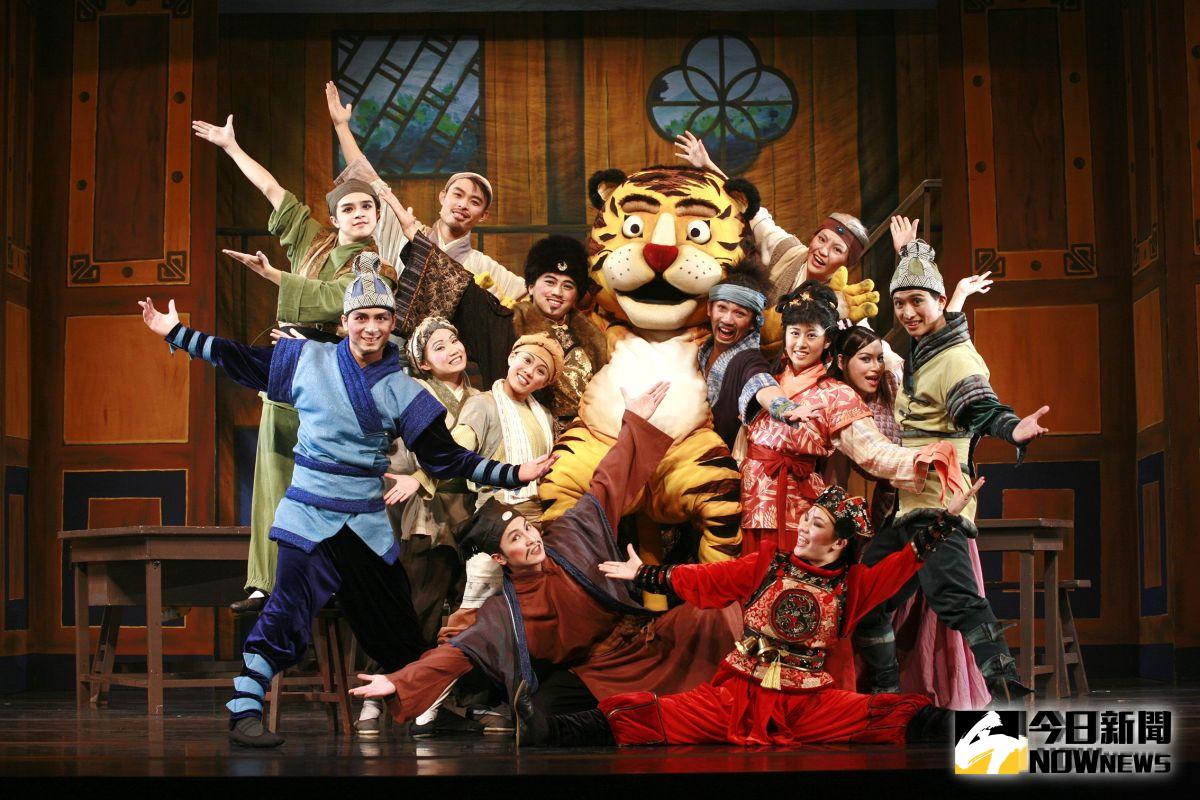 ▲10月19日紙風車劇團於北港鎮南陽國小的演出。（圖／記者蘇榮泉攝，2019.10.17）