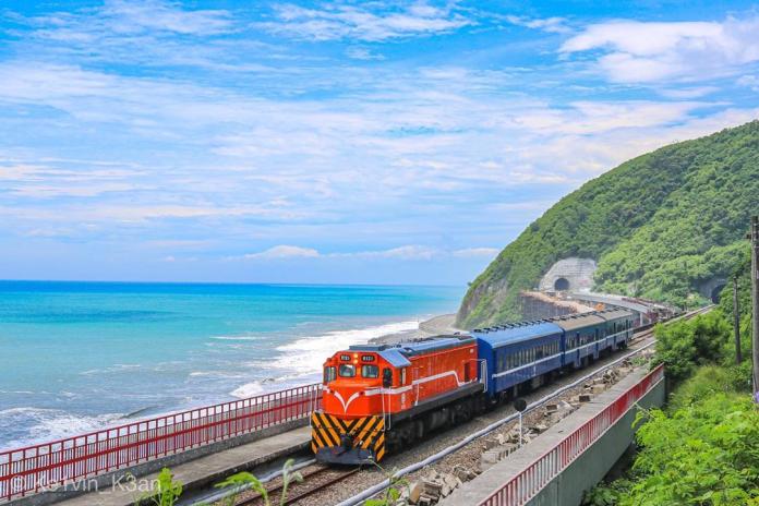 國外鐵道迷必訪  行駛於山海間的復古藍皮火車
