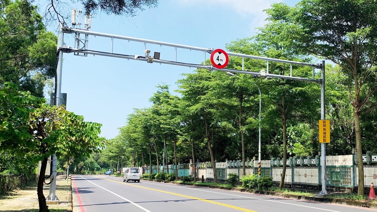 ▲為降低車禍傷亡事故，針對易肇事路段設置「區間測速」。（圖／高市警局提供）
