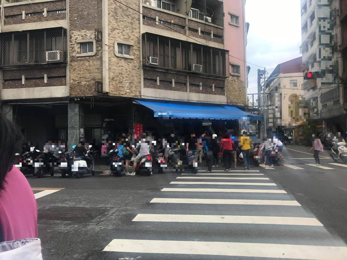 ▲有網友在 PTT 八卦版提到台中幾個高人氣的必吃早餐，卻疑惑道「台中人真的吃這些當早餐嗎？」好奇詢問有關在地人推薦的內行早餐，貼文立刻引發熱議。（圖／翻攝自無名湯包臉書）