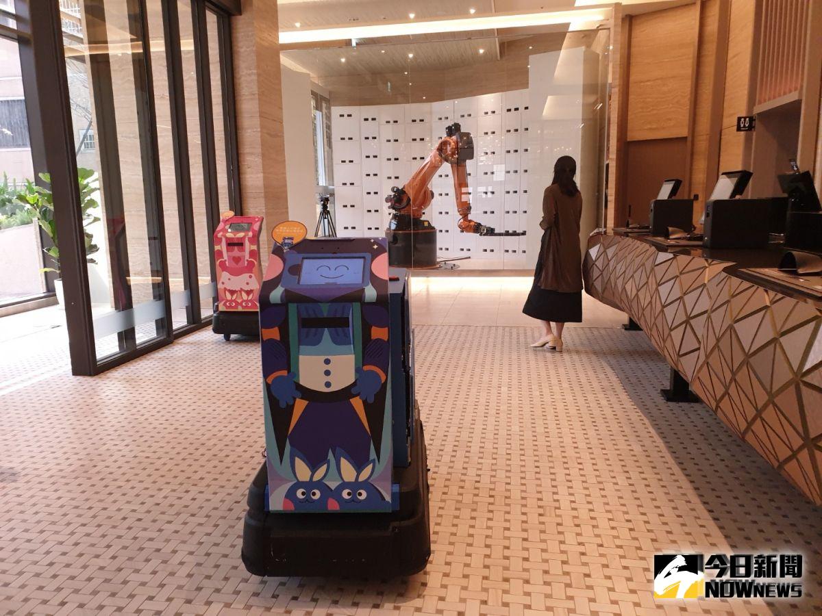 ▲智慧旅店一家接一家開設，位於逢甲商圈的浮雲客棧出動機械人兵團迎客。（圖／金武鳳攝，2019.10.17)