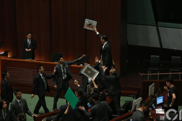 ▲多位泛民派議員在答問會上怒嗆林鄭月娥。（圖／翻攝自香港 01 ）