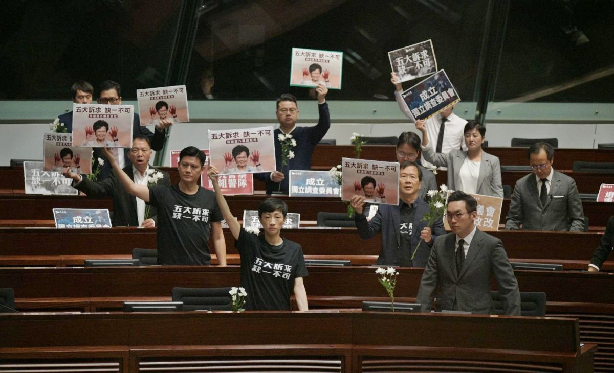 ▲多位香港泛民派議員，近日在立法會中狂嗆林鄭月娥，稱她雙手沾滿血腥。（圖／翻攝自頭條日報 ）