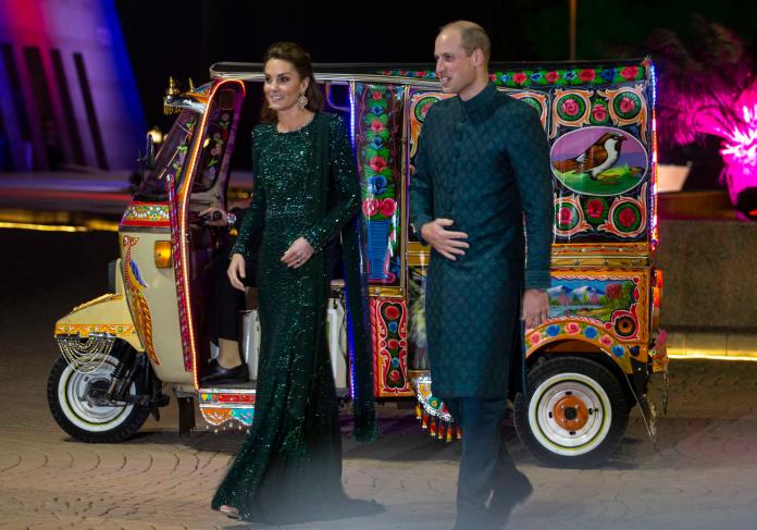 週二晚上威廉王子與凱特王妃搭乘當地傳統嘟嘟車出席英國駐巴基斯坦總督的晚宴。(圖/美聯社)