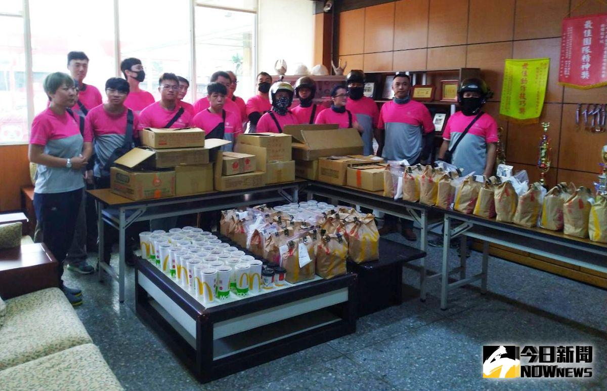 ▲50多位同平台外送員為了向死去的馬姓同仁致意，以馬男名義點餐送愛心到八德殘障教養院永豐院區給院生們享用。（圖／記者李春台攝, 2019.10.17）