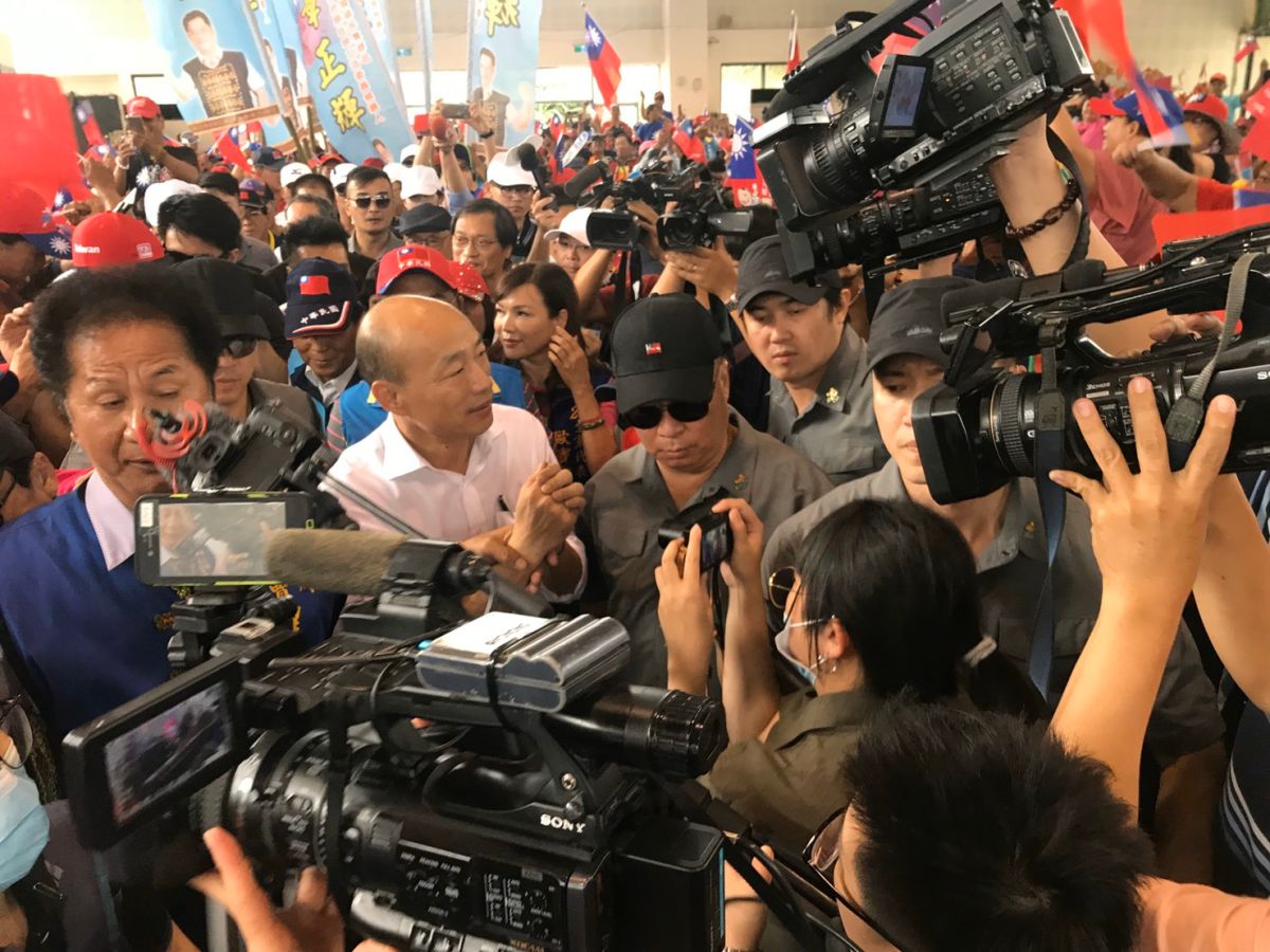 對於屏東交通建設，韓國瑜認為比起高鐵，捷運南延比較可行。 (圖/韓國瑜競選辦公室提供)