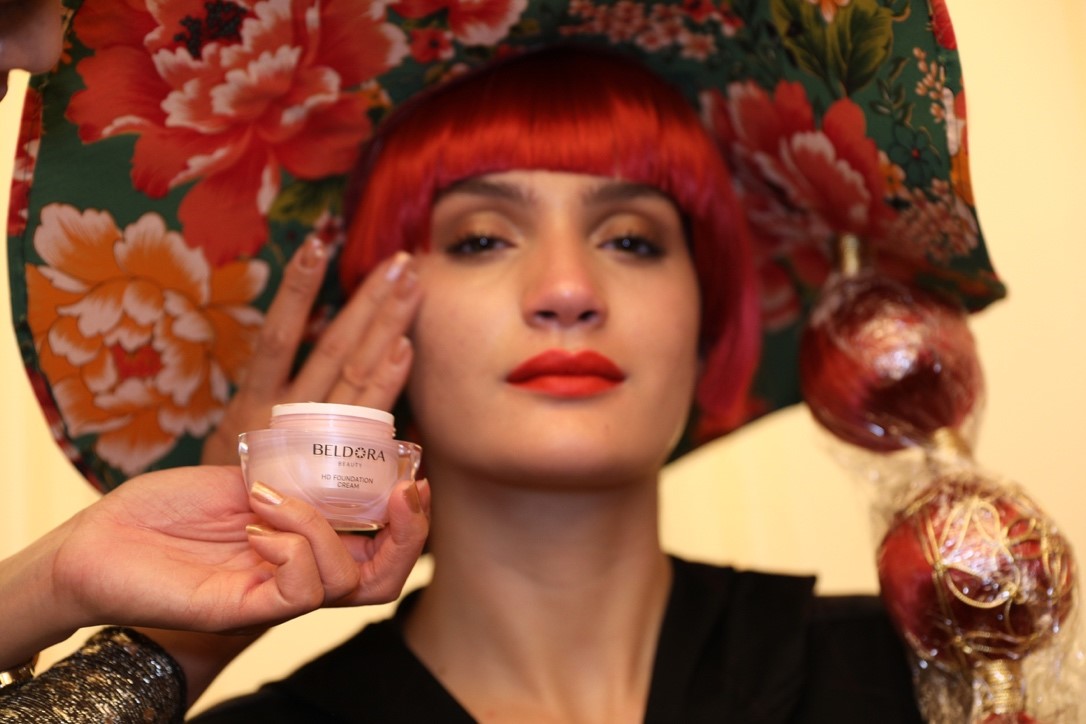 ▲蓓朵娜「粉鑽瓶」成為時裝週彩妝師及頂尖模特兒指定使用的妝底保養。（圖／蓓朵娜提供）