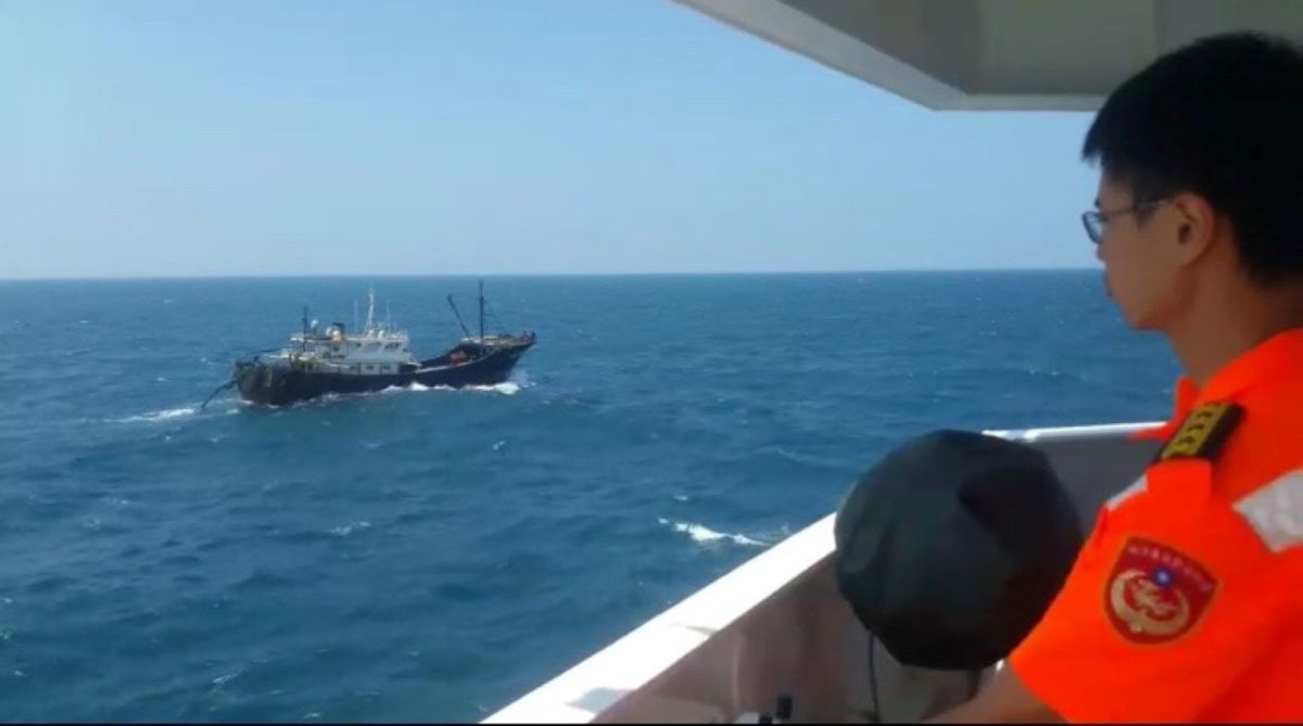 ▲澎湖海域受到強烈的東北季風影響，海象變得十分惡劣，大陸大型鐵殼漁船假藉避風之名，行違法越界捕魚之實，嚴重破壞本地之漁業資源。（圖／澎湖海巡隊提供）