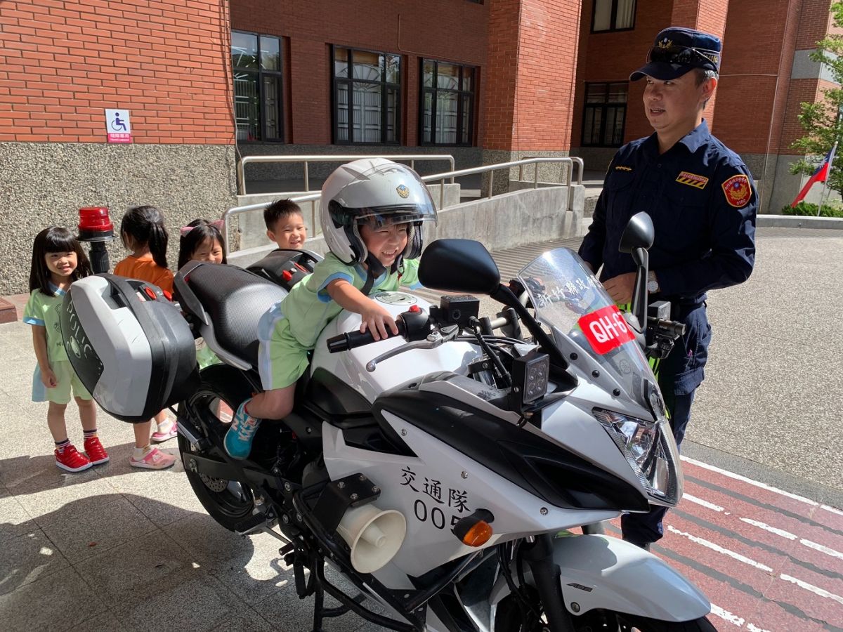 ▲幼兒園小朋友嘗試騎警用重機，小手、小腳使不上力，小臉倒是笑容洋溢。（圖／新竹縣警局提供）