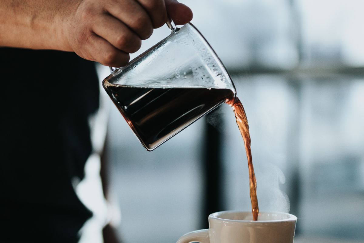 ▲發現咖啡大小做錯，女客人向店員反應，但對方「重製」的方式卻非常特別。（示意圖，非當事人／取自 Unsplash ）