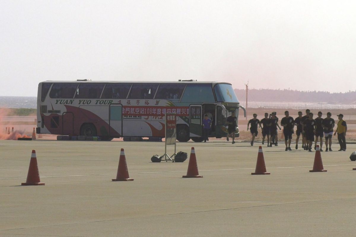 ▲今年度災防演習，模擬航空器落地時失控偏離跑道、冒煙起火燃燒，驗證各單位通報與協助救災能力。（圖／蔡若喬攝, 2019.10.17）