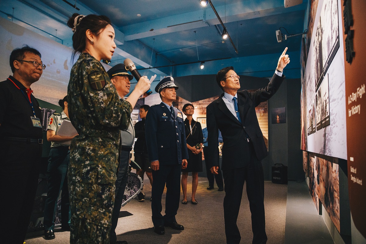 ▲國防部國軍歷史文物館18日將舉辦「戰轉乾坤—古寧頭戰役70周年紀念特展」，國防部長嚴德發於17日上午特別前往視導。（圖／軍聞社提供, 2019.10.17）