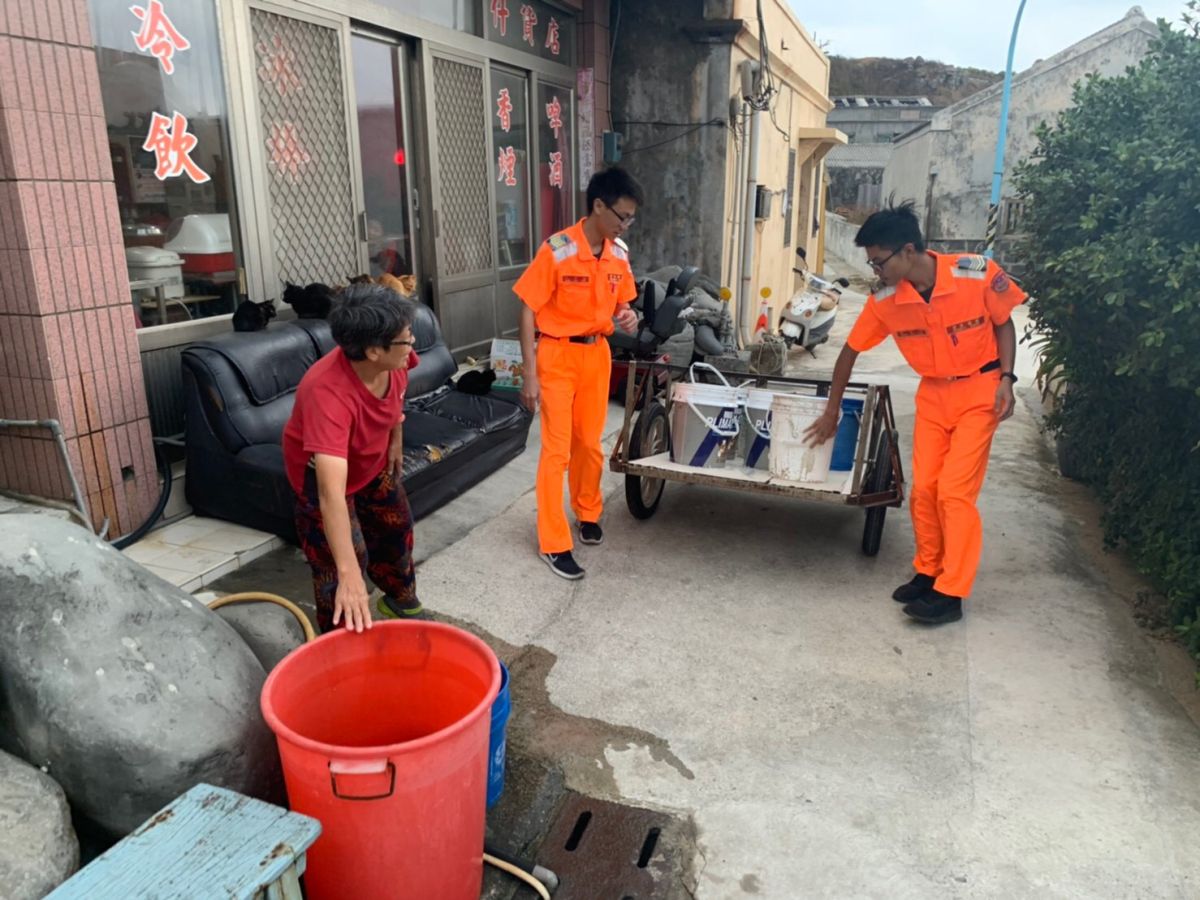 ▲桶盤海水淡化廠機組在9月26日故障至今，導致島上無法正常供水，桶盤安檢所的官兵發揮為民服務、同島一命的精神，協助孤老居民搬運日常生活用水應急。（圖／桶盤安檢所提供）