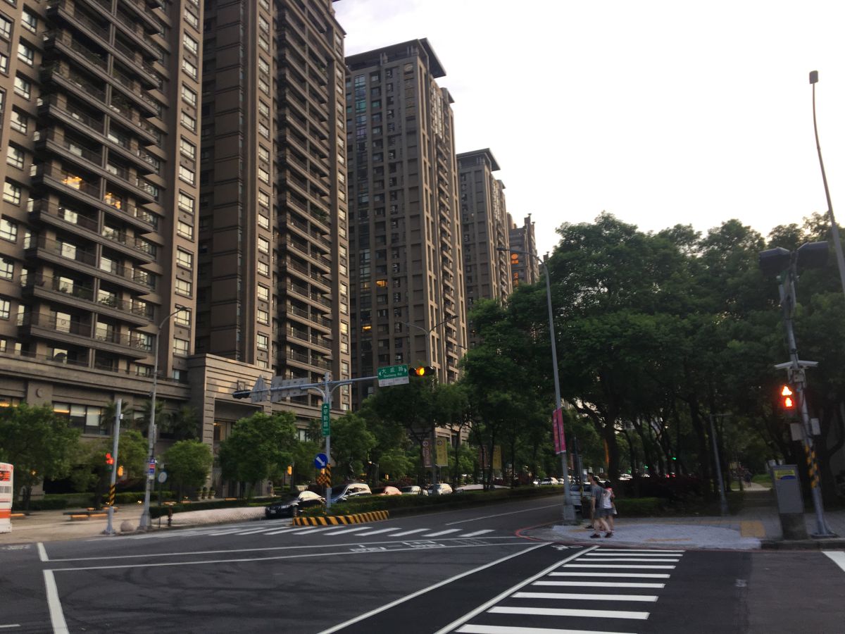 ▲內政部不動產資訊平台公布的數據，捷運等交通建設，提高三峽交易，降低餘屋量及房價表現持穩。（圖／信義房屋提供）